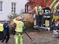 Ausgepolstertes Nest mit F&uuml;hrungsstab wird am Drehleiterkorb befestigt