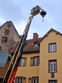 Storchennest auf dem Luftweg zur finalen Fixierung